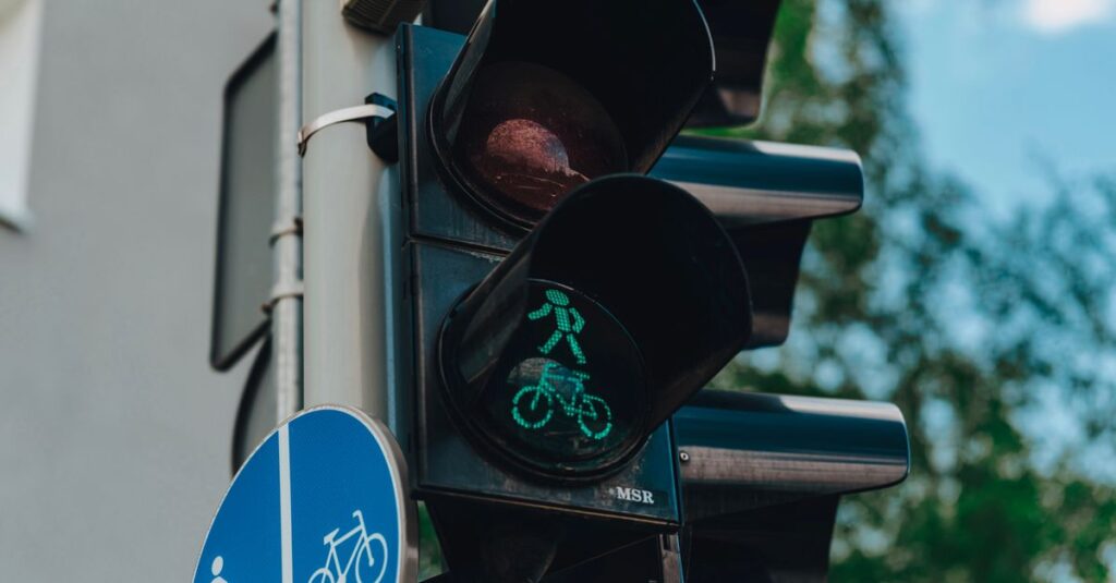 自転車が車道を安全に走行する様子を示すイメージ。社会人が通勤時に守るべき基本ルールを視覚的に説明する画像。