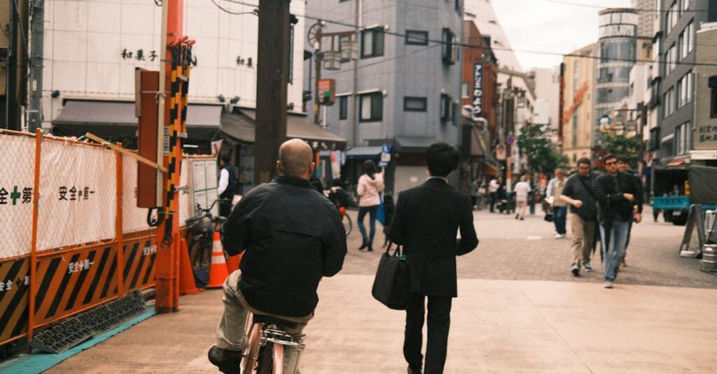 自転車の罰金制度導入前に家庭で安全意識を高める家族の会話を描いたイメージ画像