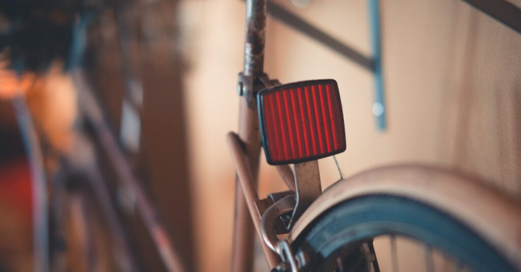 中学生・高校生・大学生の年齢別に自転車罰金制度の適用範囲を比較した図解