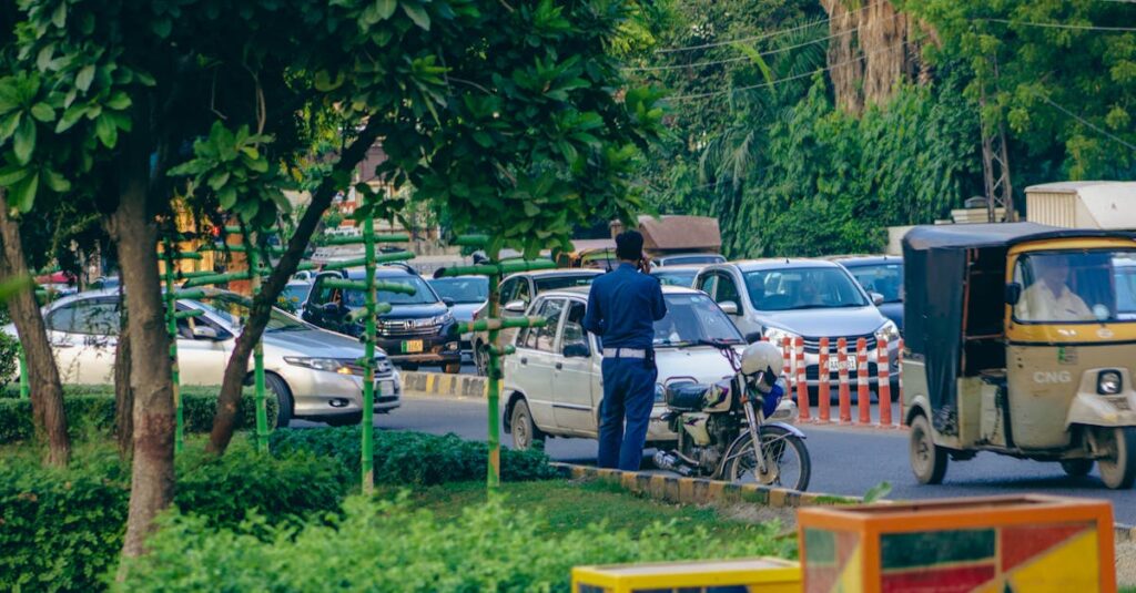 2026年に改正される自転車ルールの概要と背景を示すイメージ画像。ヘルメット着用や車道走行などの新基準を図解する。