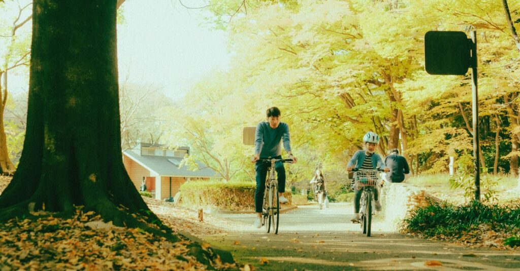 子どもを乗せた自転車とイヤホンを使って運転する様子のイラスト。安全な乗せ方と危険行為の違いを示す。