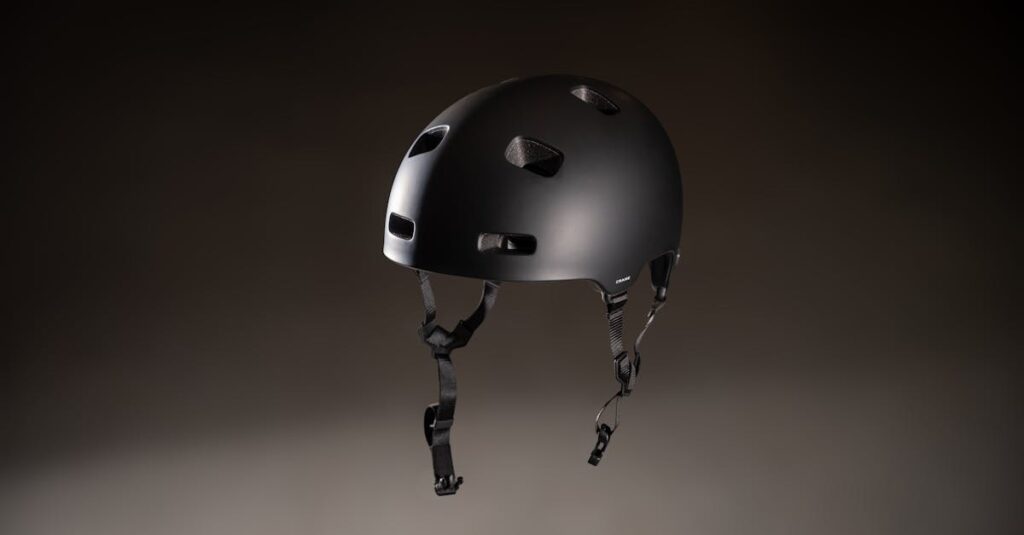 自転車の安全装備グッズを並べたイラスト。ヘルメット・ライト・反射材・スマホホルダーなどを説明。