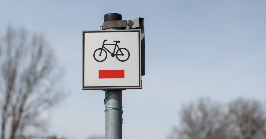 青切符制度と自動車の違いを比較し、自転車への適用を解説する図解イメージ