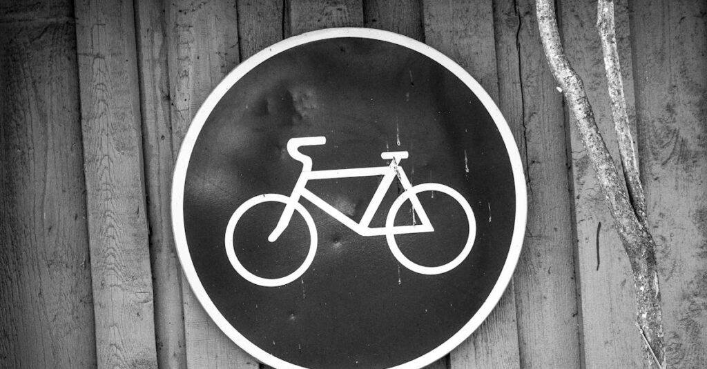 自転車の正しい走行ルールを解説するイラスト。左側通行・停止線・歩行者優先などを視覚的に示す。