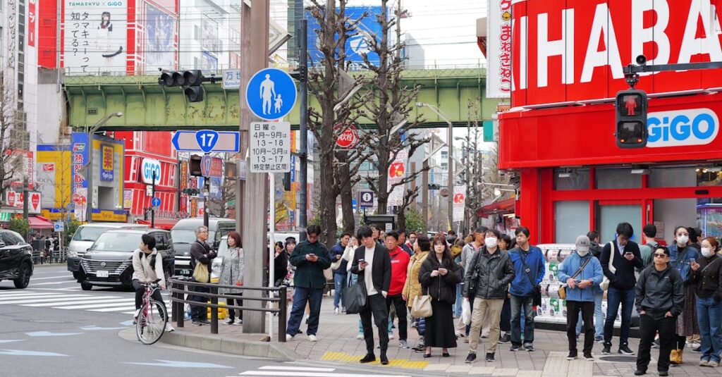 自転車違反が増える社会的背景として都市交通や配達需要を説明するイメージ図