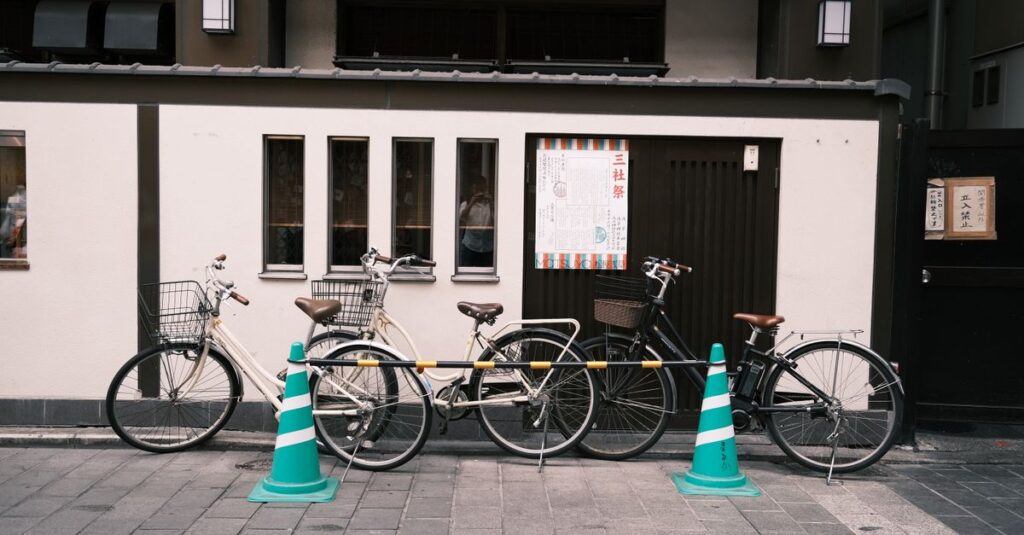 家庭で親子が一緒に自転車の安全ルールを学ぶ3ステップ教育を紹介するイメージ画像