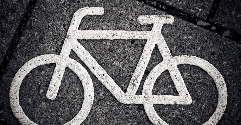 自転車の青切符違反が未納で刑事手続きに移行するイメージイラスト。略式裁判の流れを説明する図。