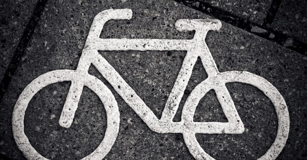 歩行者・自転車・自動車が安全に共存する交通社会をイメージしたイラスト。道路空間の調和を示す。