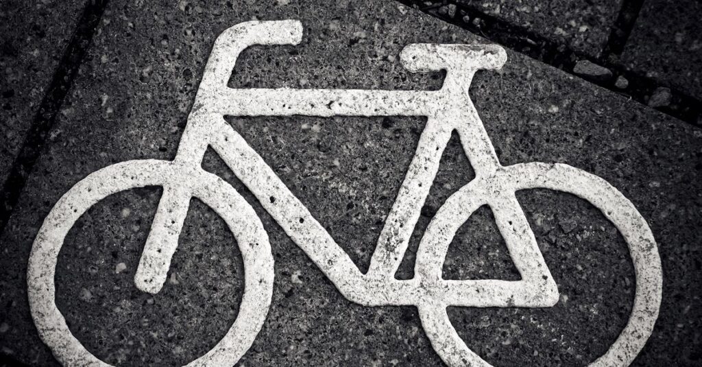 高校生・通勤者・主婦など立場別に自転車の青切符注意点を示すイラスト。日常シーン別の危険行為を描く。