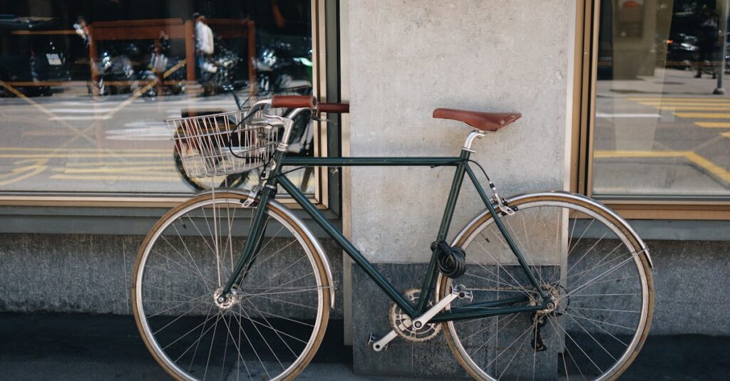 歩道を走る自転車と歩行者の関係を示すイラスト。自転車が歩道を通行する際の注意点を説明。