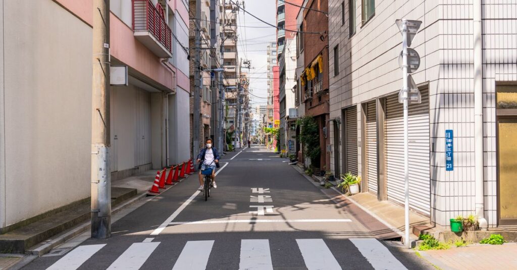 信号無視やスマホ運転など自転車の罰金対象となる代表的な違反行為を説明する図解