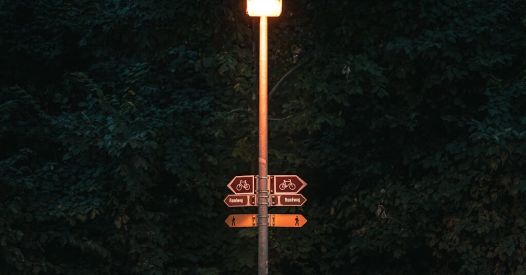 夜間にライトを点灯して走る自転車のイラスト。無灯火走行の危険性と視認性の重要性を説明。