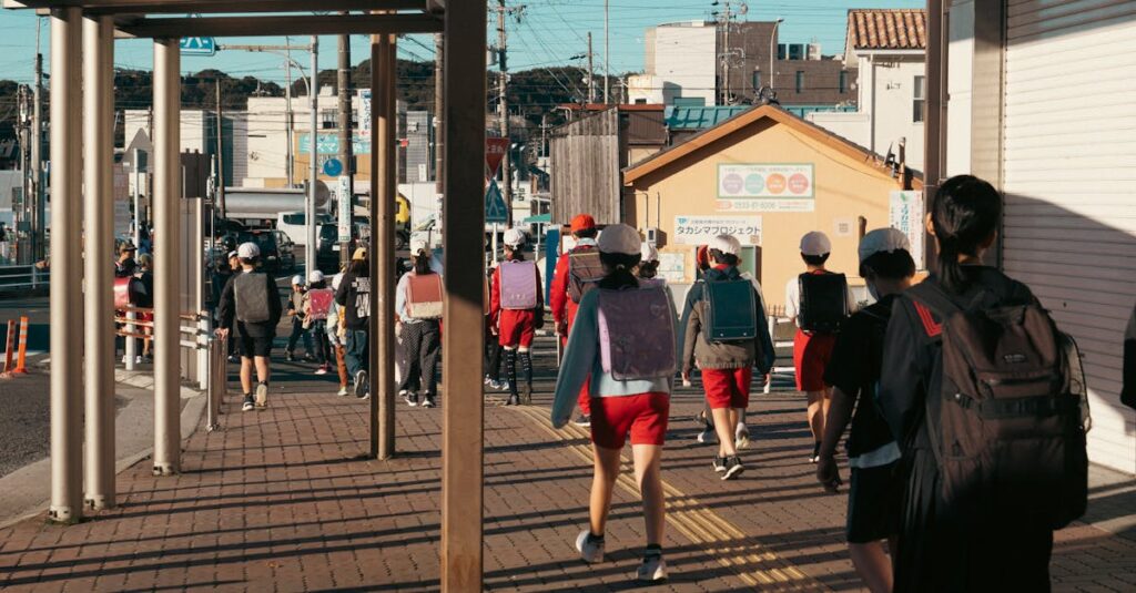 高校生が自転車通学時に青切符制度の対象となることを説明するイメージ画像