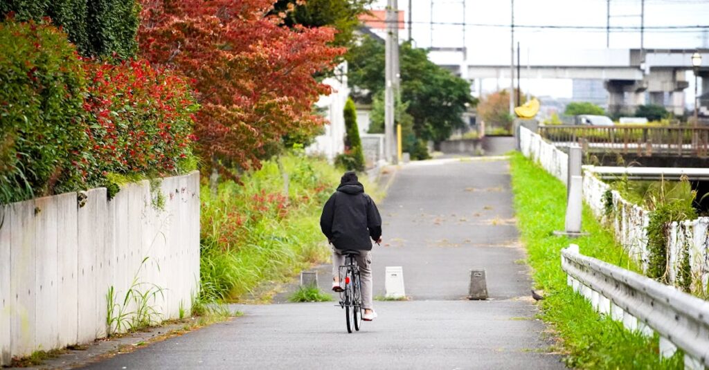 地域で開催される自転車マナー講習や親子安全教室の取り組みを紹介するイメージ画像