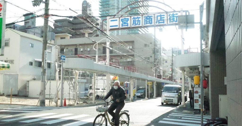 自転車違反が増える社会的背景として都市交通や配達需要を説明するイメージ図