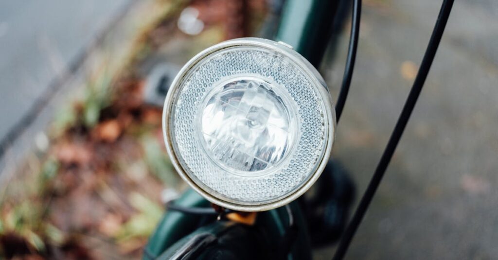 自転車の安全装備グッズを並べたイラスト。ヘルメット・ライト・反射材・スマホホルダーなどを説明。