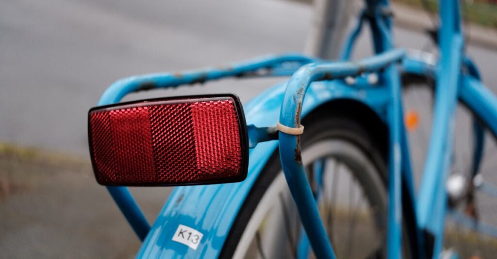 信号を無視して交差点に進入する自転車のイラスト。赤信号を無視する危険性を強調した図。