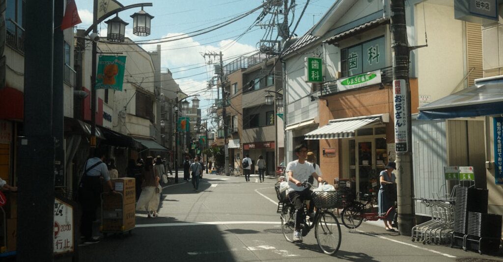 自転車違反が増える社会的背景として都市交通や配達需要を説明するイメージ図