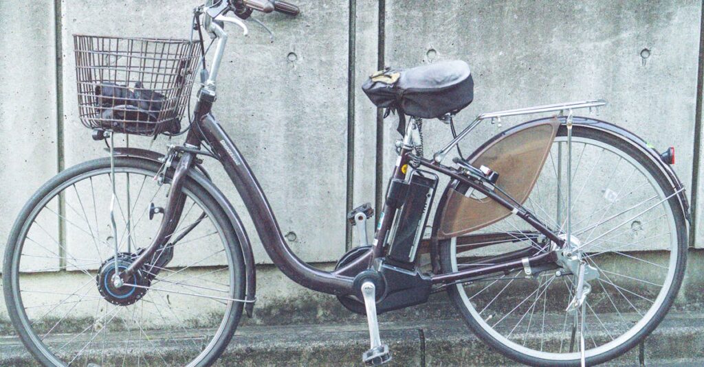 保護者が子どもの自転車運転を見守り、監督責任を果たす重要性を示すイメージ画像