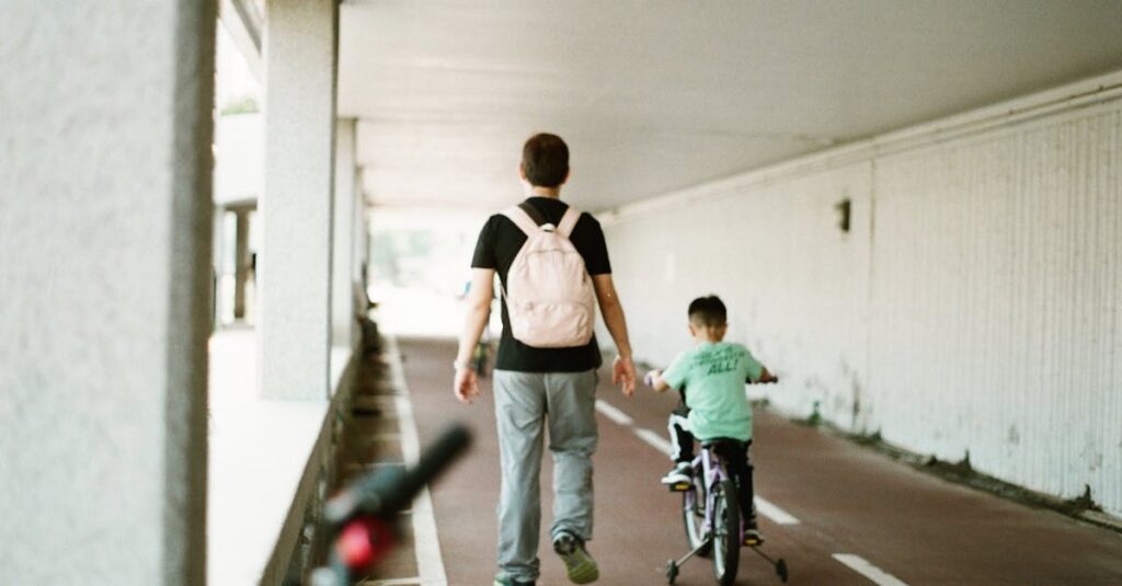 保護者が子どもの自転車運転を見守り、監督責任を果たす重要性を示すイメージ画像