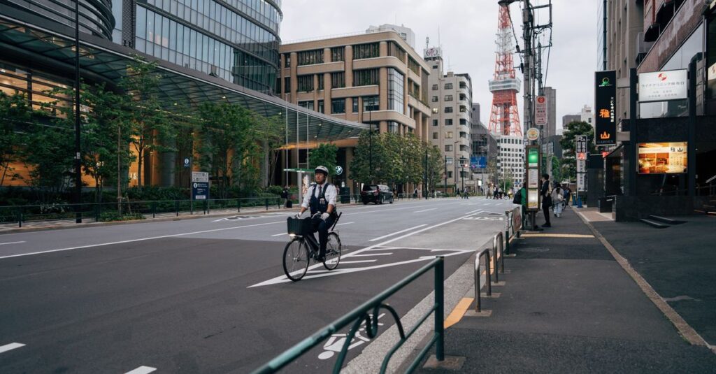 自転車違反が増える社会的背景として都市交通や配達需要を説明するイメージ図