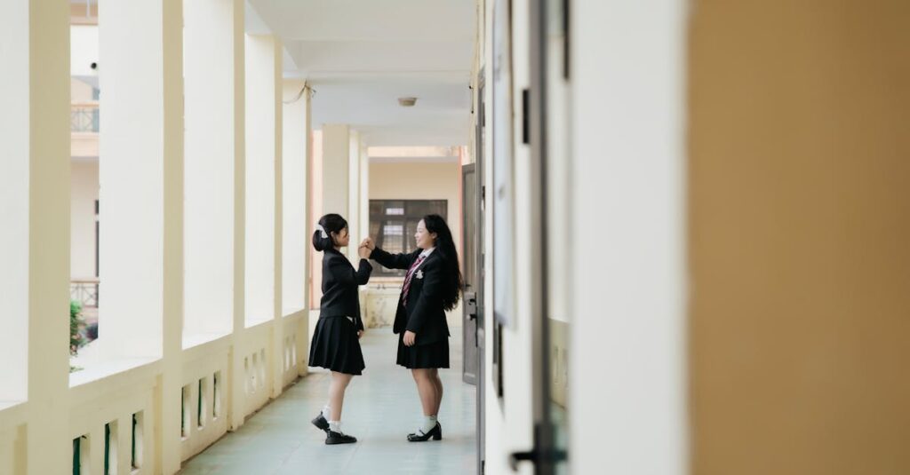 高校生が自転車通学時に青切符制度の対象となることを説明するイメージ画像