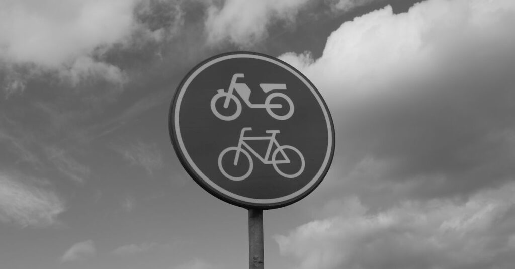 自転車の正しい走行ルールを解説するイラスト。左側通行・停止線・歩行者優先などを視覚的に示す。