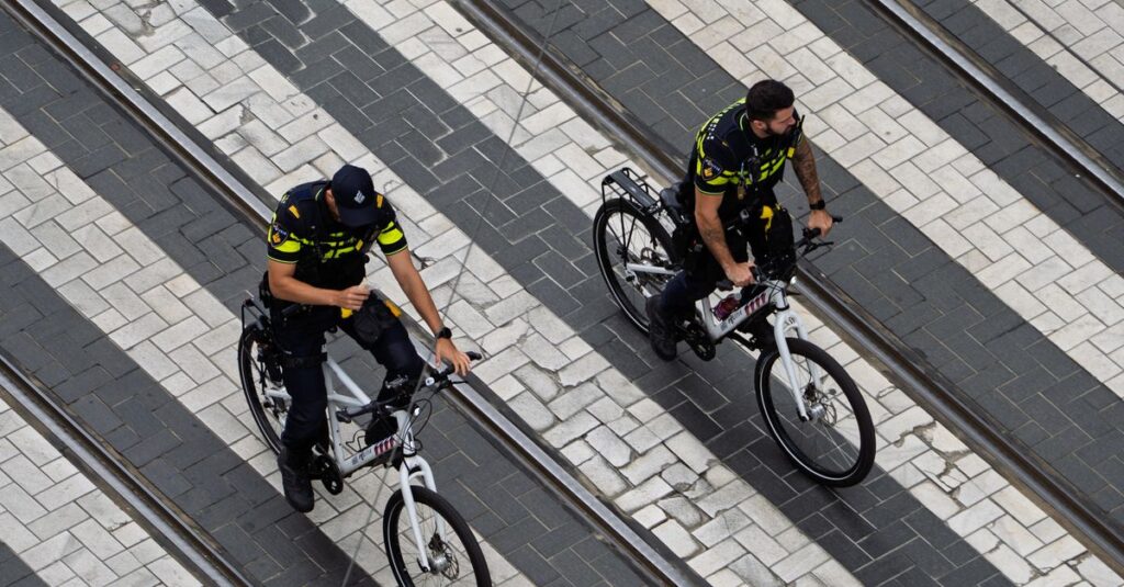 2026年自転車ルール改正の主要項目を一覧にした図解。ヘルメット義務化、スマホ運転禁止、青切符導入などを示す。