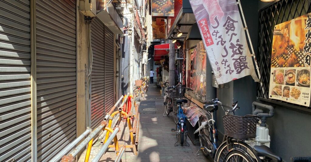 2026年4月から自転車にも青切符制度が導入され、違反には罰金が科されるようになる制度を説明するイメージ画像