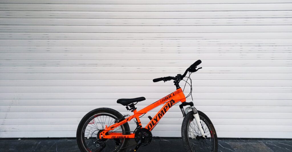 車道を逆走する自転車のイラスト。左側通行の重要性と歩道走行のルールを説明。