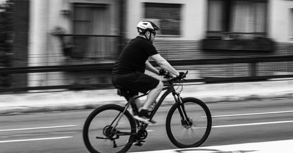 社会人が安全に自転車通勤をするためのマナーとチェックリストをまとめたビジュアル。ライト点灯やヘルメット着用を強調する。
