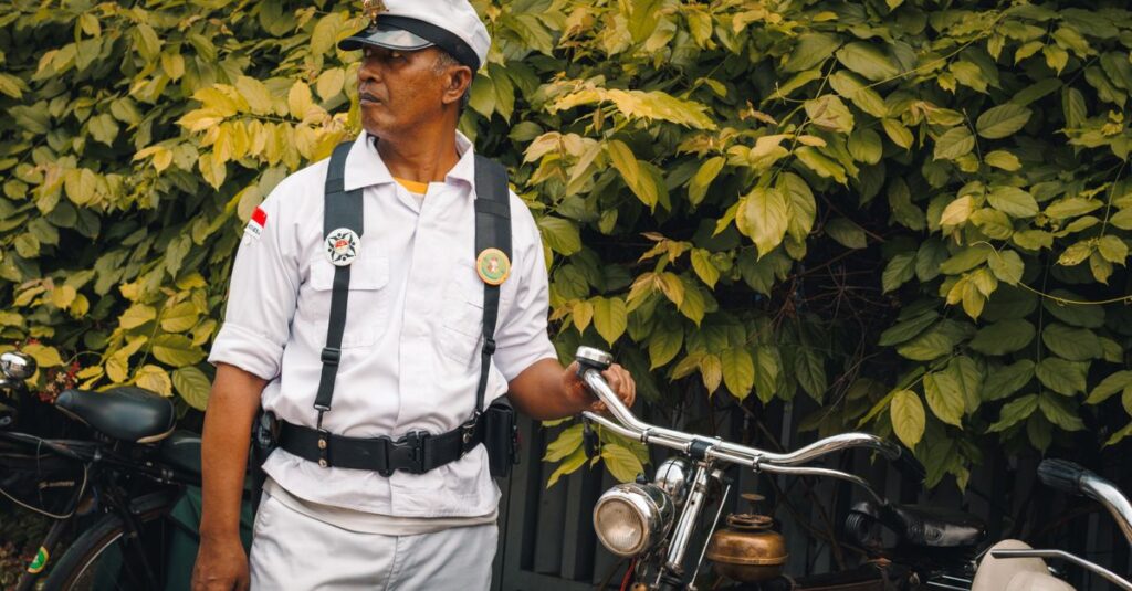 警察庁が自転車の青切符制度を導入する背景と目的を説明するイメージ画像