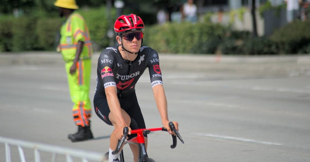 歩行者・自転車・自動車が安全に共存する交通社会をイメージしたイラスト。道路空間の調和を示す。