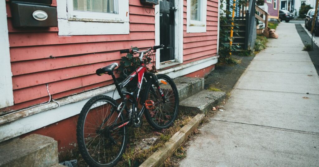 自転車が歩道を徐行し、歩行者を優先して通行するシーン。歩道走行のOKとNGを対比して示す安全教育用のイメージ。