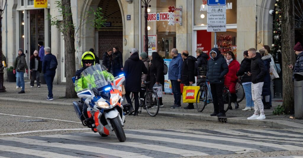 2026年に改正される自転車ルールの概要と背景を示すイメージ画像。ヘルメット着用や車道走行などの新基準を図解する。