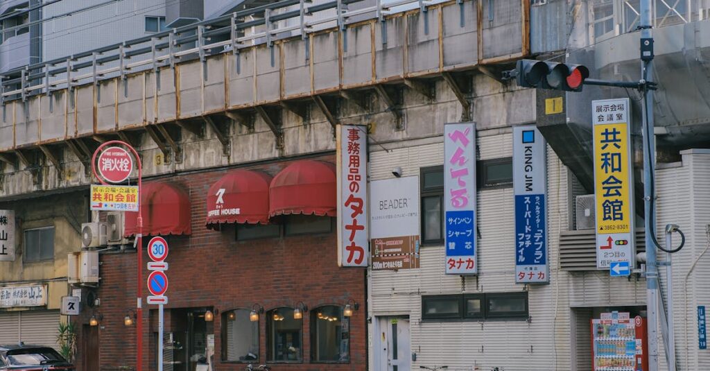 信号無視やスマホ運転など自転車の罰金対象となる代表的な違反行為を説明する図解