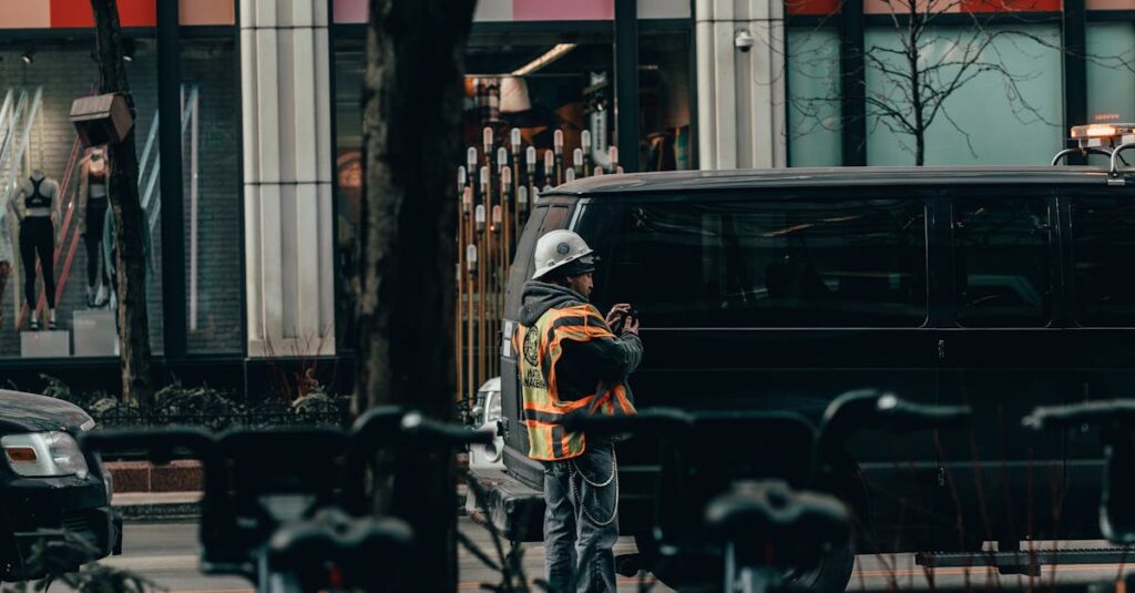 歩行者・自転車・自動車が安全に共存する交通社会をイメージしたイラスト。道路空間の調和を示す。