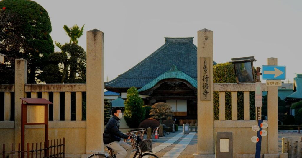 自転車の罰金制度導入前に家庭で安全意識を高める家族の会話を描いたイメージ画像