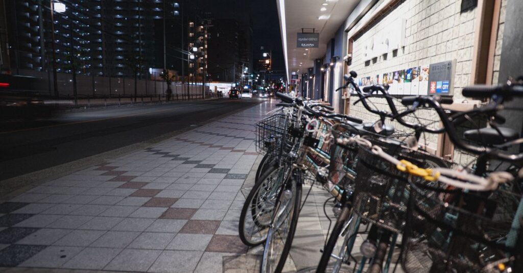 高校生が自転車通学時に青切符制度の対象となることを説明するイメージ画像