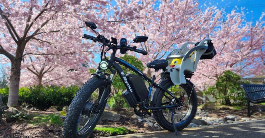子どもを乗せた自転車とイヤホンを使って運転する様子のイラスト。安全な乗せ方と危険行為の違いを示す。