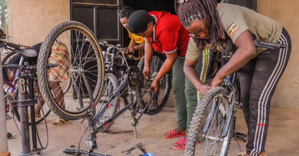 地域で開催される自転車マナー講習や親子安全教室の取り組みを紹介するイメージ画像