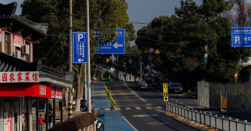 2026年に改正される自転車ルールの概要と背景を示すイメージ画像。ヘルメット着用や車道走行などの新基準を図解する。