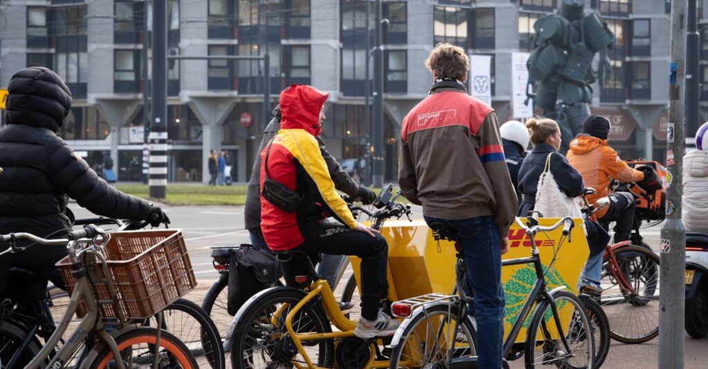 高校生・通勤者・主婦など立場別に自転車の青切符注意点を示すイラスト。日常シーン別の危険行為を描く。