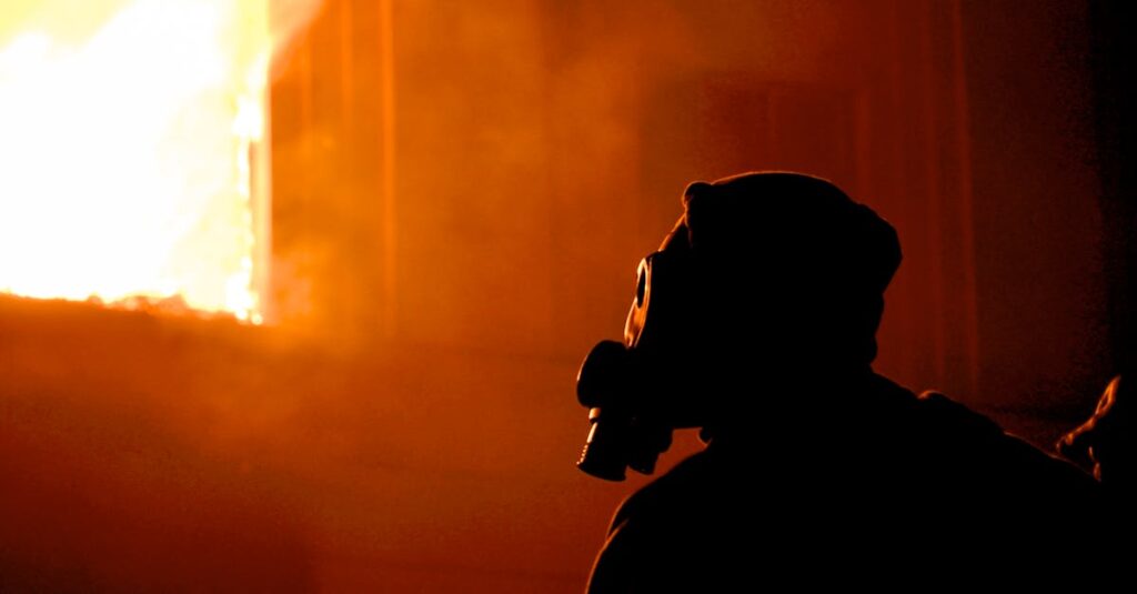 夜間にライトを点灯して走る自転車のイラスト。無灯火走行の危険性と視認性の重要性を説明。