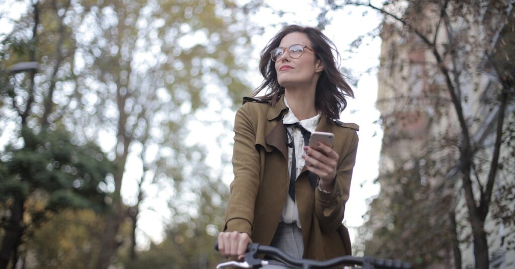 スマホを操作しながら自転車を運転する危険性を示すイラスト。ながら運転による事故リスクを視覚化。