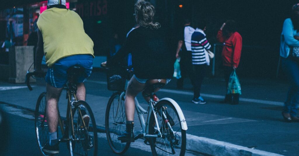 通勤・通学中の自転車安全運転チェックリストをまとめたイラスト。信号遵守・左側通行・ライト点灯を示す。