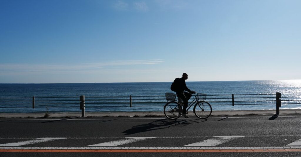 2026年4月から自転車にも青切符制度が導入され、違反には罰金が科されるようになる制度を説明するイメージ画像