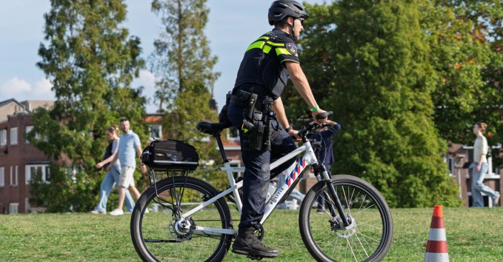 警察庁が自転車の青切符制度を導入する背景と目的を説明するイメージ画像