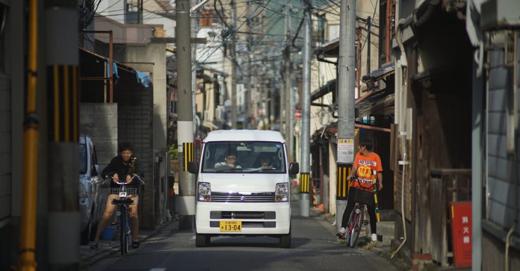 自転車違反が増える社会的背景として都市交通や配達需要を説明するイメージ図