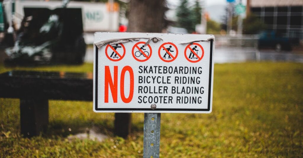 自転車が車道を安全に走行する様子を示すイメージ。社会人が通勤時に守るべき基本ルールを視覚的に説明する画像。